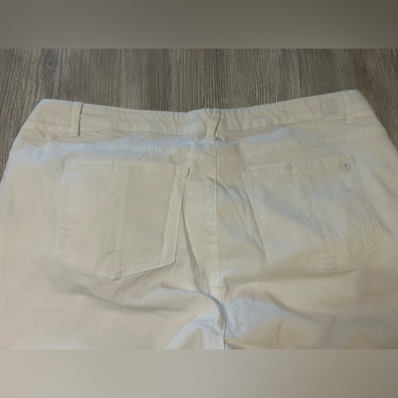 Democracy Women's Flex - Ellent 24W White Cuffed or Uncuffed Capri Denim Pants - Picture 4 of 12